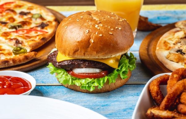 carne-hamburguer-carne-alface-tomate-queijo-vista-lateral